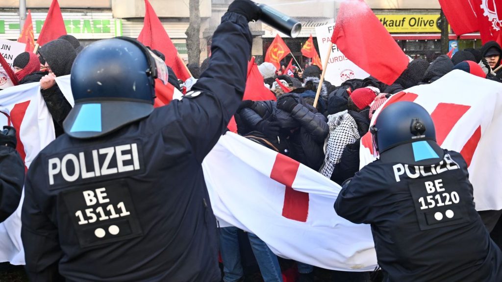 Demonstrationen: Ausschreitungen bei Rosa-Luxemburg-Gedenken - 20 Festnahmen