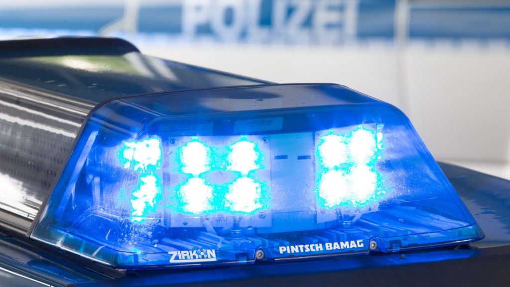 Unfälle: Motorradfahrer prallt gegen Autotür und wird schwer verletzt