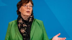 Gewaltvorwürfe: Innenministerin: Vorwürfe gegen Polizei aufarbeiten