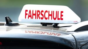 Fahrschulen: 68 neue Fahrlehrer in Thüringen - Verband beklagt Mangel