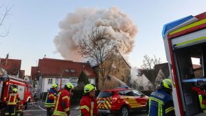 Großeinsatz der Feuerwehr: Fachwerkhaus in Vollbrand - ein Mensch tot