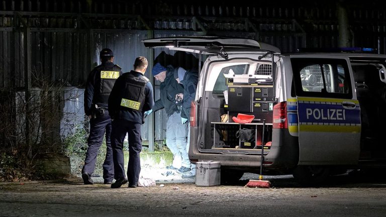 Berlin-Wittenau: Unbekannter Gegenstand an Polizeigelände explodiert – zwei Beamte verletzt