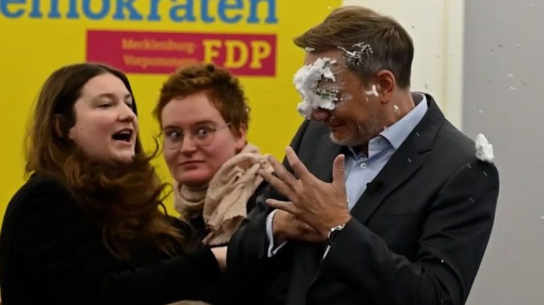 Bei Wahlkampfauftritt: Linke Lokalpolitikerin bewirft Christian Lindner mit Schaumtorte