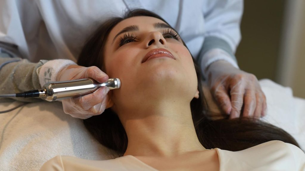 Microneedling: Wie der Dermapen für bessere Haut sorgen soll – bei Aknenarben und Falten