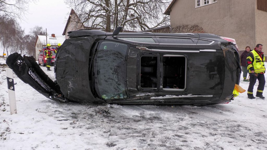 Wetter: Flugausfälle und Unfälle: Winter erwischt Deutschland kalt