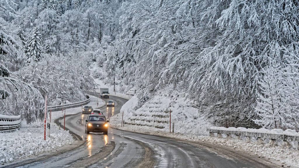 Wetter in Deutschland: Glatteis: Vorsicht auf den Straßen – auch Flughäfen und Bahn betroffen