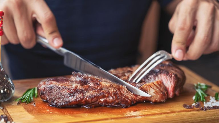 Proteste von Veganern: Veganes Restaurant setzte seine Hoffnung auf Fleisch – und muss doch schließen