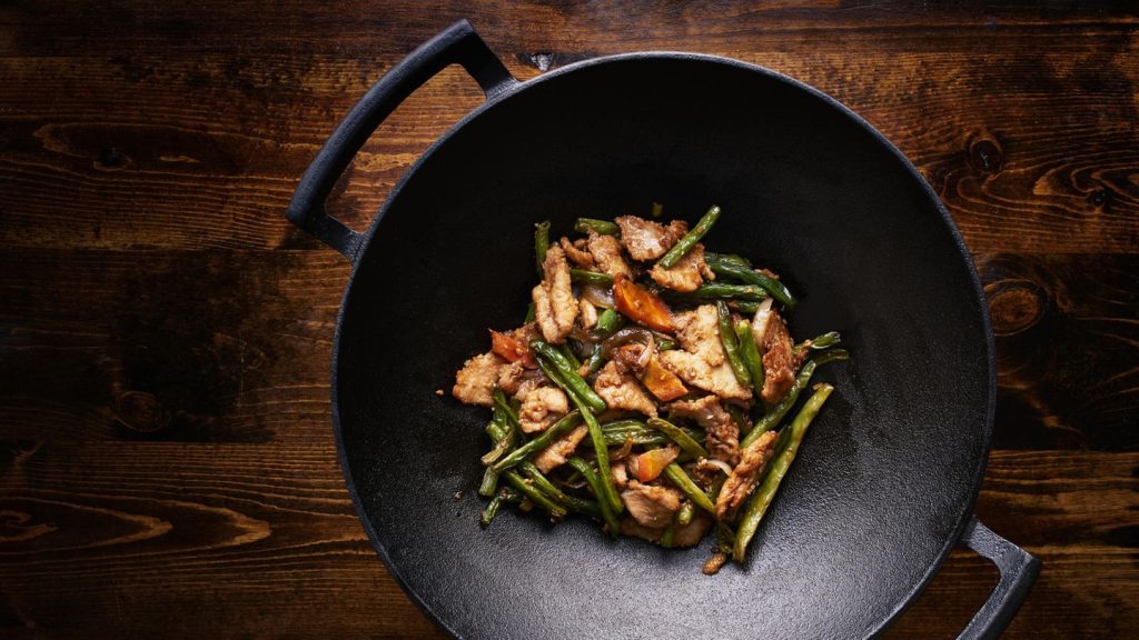 Vergleich: Welche Vor- und Nachteile bietet ein Wok aus Gusseisen beim Kochen?